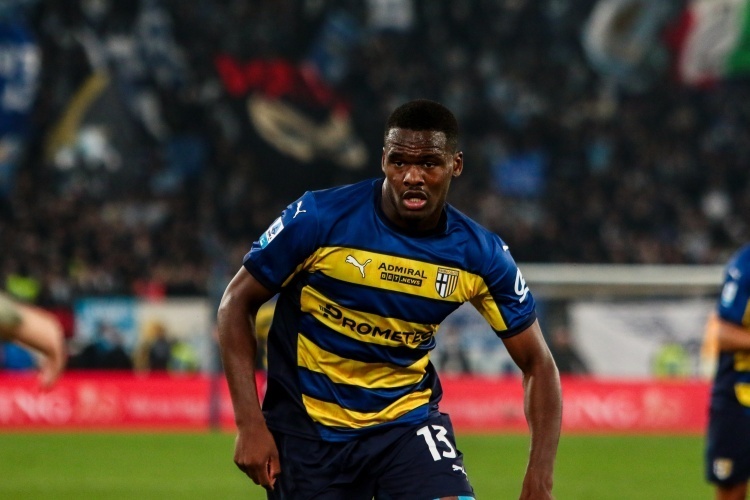 毫不留情地 毫不留情地